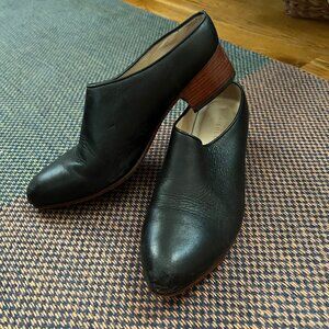 Nisolo Sofia Slip-On Mule Clog in Black